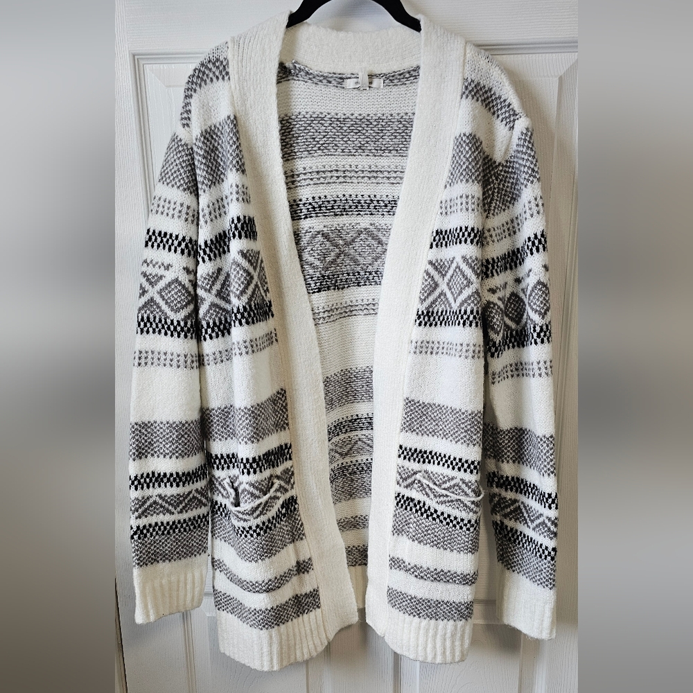 Women's Black and White Patterned Sweater